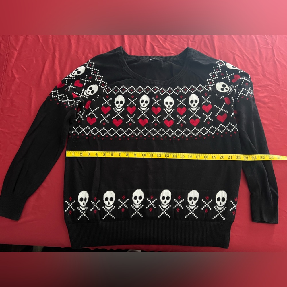 Torrid holiday Christmas sweater with skulls, Size 2